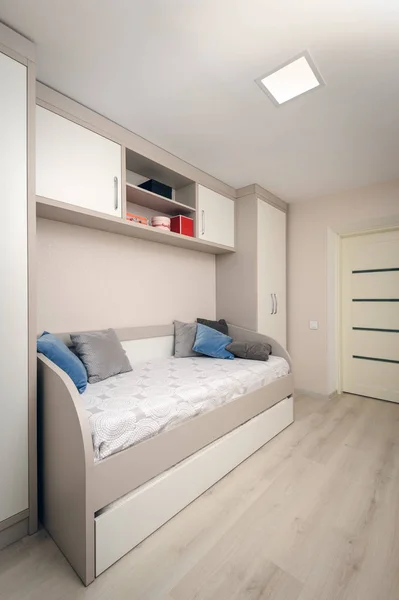Moderne slaapkamer met zitbank en garderobe — Stockfoto