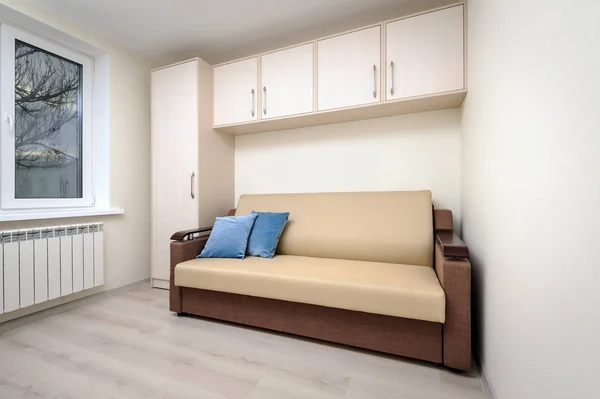 Современная спальня с белым шкафом и двуспальной кроватью — стоковое фото