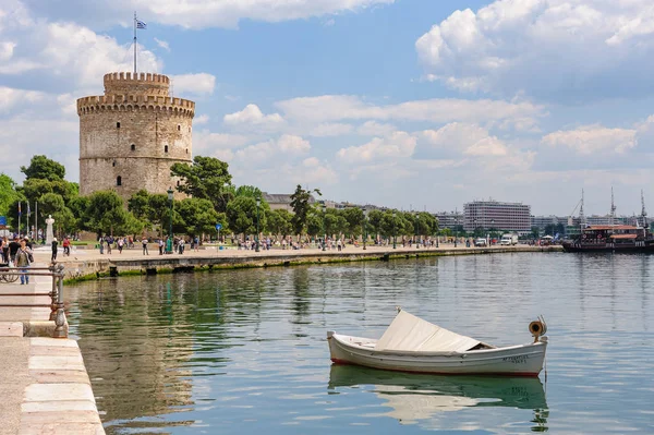 Lidí, kteří jdou poblíž bílé věže, Thessaloniki, Řecko — Stock fotografie