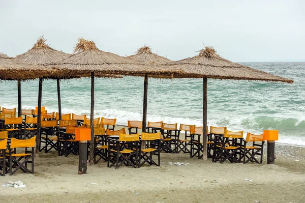 Tomt utomhuskafé vid stranden i Leptokaria, Makedonien, Grekland — Stockfoto