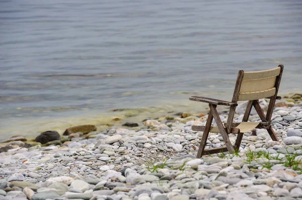 Stare drewniane krzesło składane na plaży — Zdjęcie stockowe