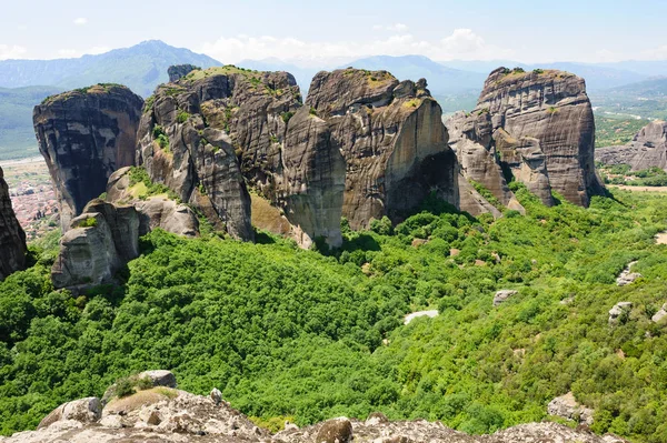 Meteora rocas cerca de la ciudad de Kalambaka, Grecia — Foto de Stock