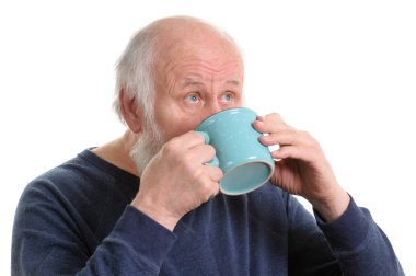 Yaşlı adam beyaz izole kupa, içme