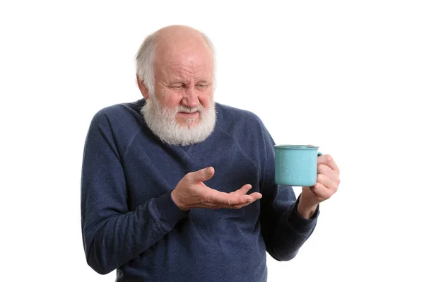 Unglücklicher älterer Mann mit einer Tasse schlechtem Tee oder Kaffee isoliert auf weißem Grund — Stockfoto