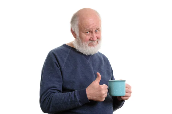 Homme âgé avec tasse de mauvais thé ou café montrant pouce vers le haut isolé sur blanc — Photo