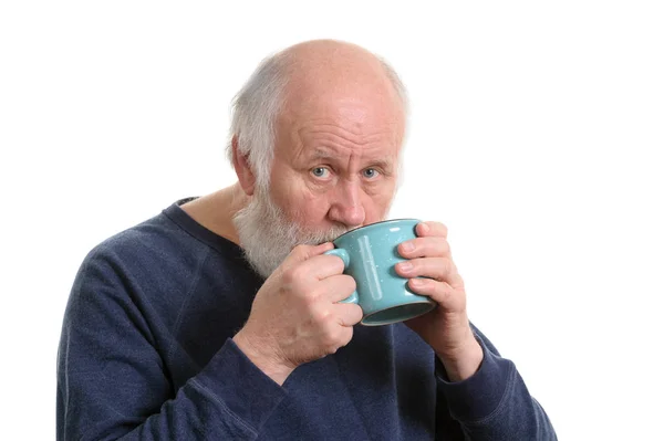 Пожилой человек, пьющий из кружки, изолированный на белом — стоковое фото