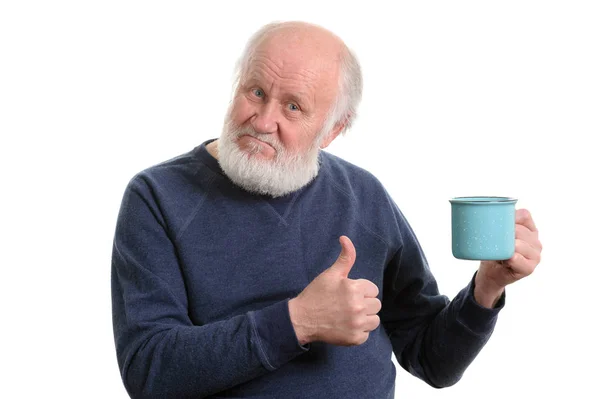 Homem idoso com xícara de chá ruim ou café mostrando polegar para cima isolado no branco — Fotografia de Stock