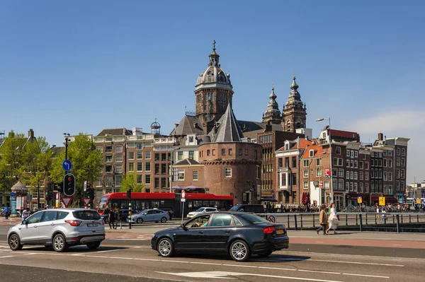 Uitzicht op de Amsterdamse straten rond het centraal station — Stockfoto