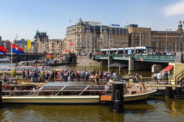 Sightseeng à Canal Boat City Hopper près de la gare centrale d'Amsterdam — Photo