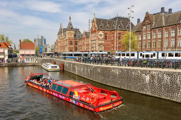 Sightseeng à Canal Boat City Hopper près de la gare centrale d'Amsterdam — Photo