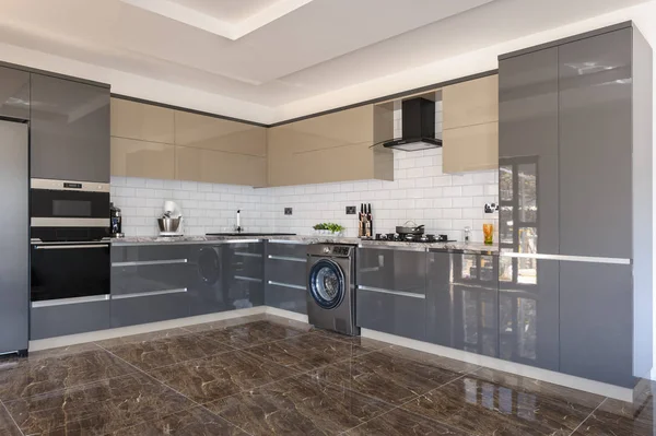 Lujo moderno blanco, beige y gris interior de la cocina —  Fotos de Stock
