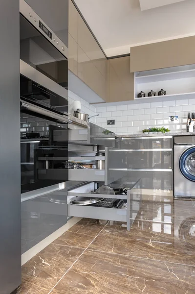 豪华现代白色、米色和灰色厨房内饰 — 图库照片