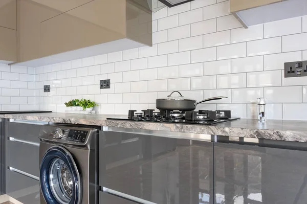Modern luxus-fehér, bézs és szürke konyhák belső tere — Stock Fotó