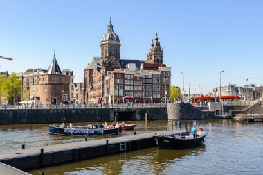 Amsterdam Merkez İstasyonu yakınlarındaki Canal Boats de Sightseeng