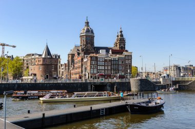 Amsterdam Merkez İstasyonu yakınlarındaki Canal Boats de Sightseeng