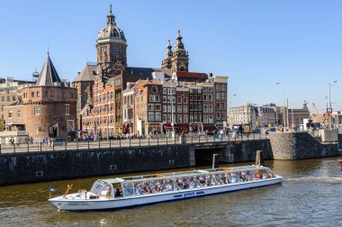 Amsterdam Merkez İstasyonu yakınlarındaki Canal Boats de Sightseeng