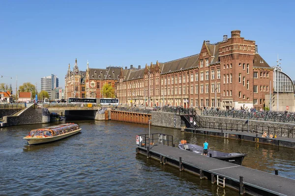 Sightseeng au Canal Boats près de la gare centrale d'Amsterdam — Photo