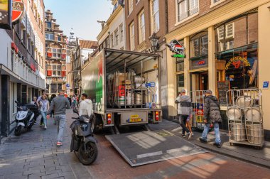 Bahar aylarında Amsterdam sokaklarında insanlar