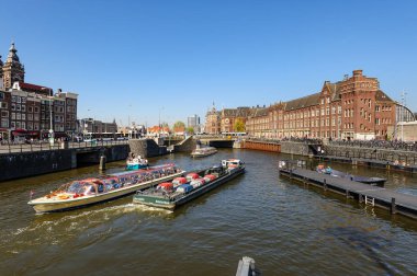 Amsterdam Merkez İstasyonu yakınlarındaki Canal Boats de Sightseeng