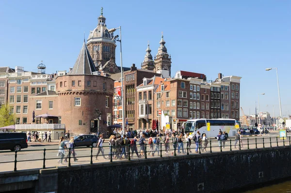 Vue sur les rues d'Amsterdam autour de la gare centrale — Photo