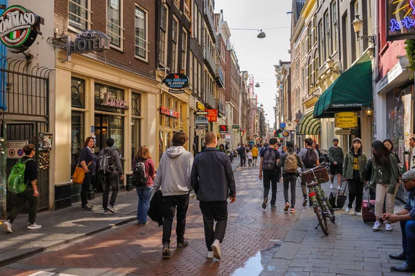 Menschen auf den Straßen von Amsterdam im Frühling — Stockfoto