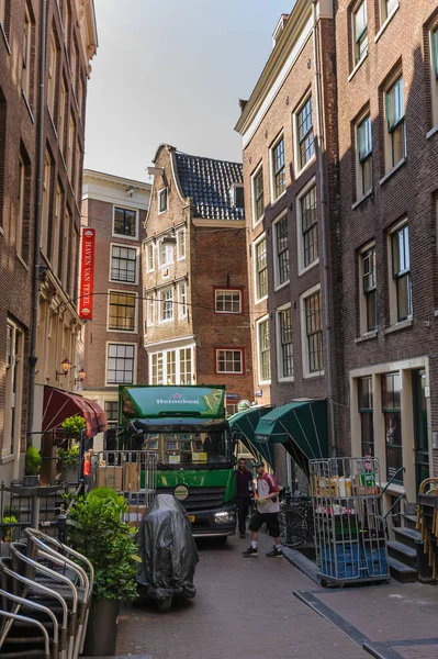 People at streets of Amsterdam during spring time — Stock Photo, Image