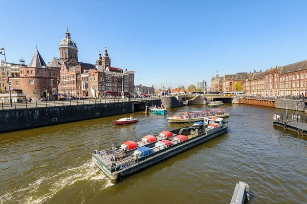 Amsterdam Merkez İstasyonu yakınlarındaki Canal Boats de Sightseeng