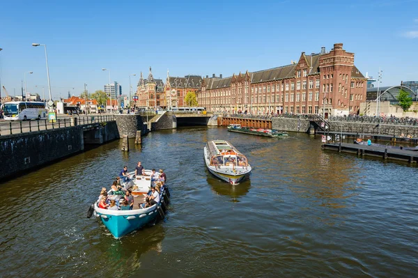 Sightseeng au Canal Boats près de la gare centrale d'Amsterdam — Photo