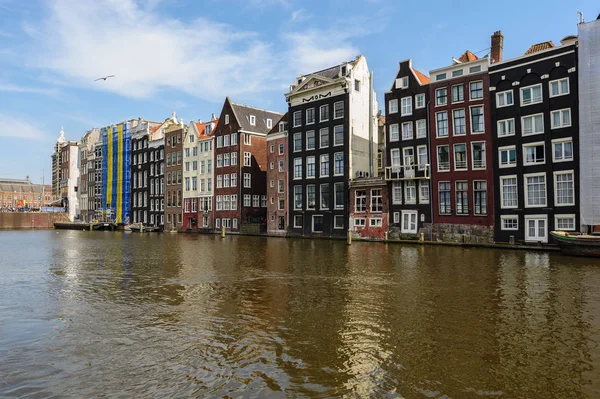 Dancing Canal Houses of Damrak, Amsterdam, Pays-Bas — Photo