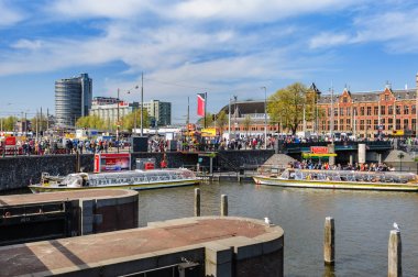 Amsterdam Merkez İstasyonu yakınlarındaki Canal Boats de Sightseeng