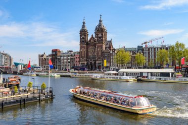 Amsterdam Merkez İstasyonu yakınlarındaki Canal Boats de Sightseeng