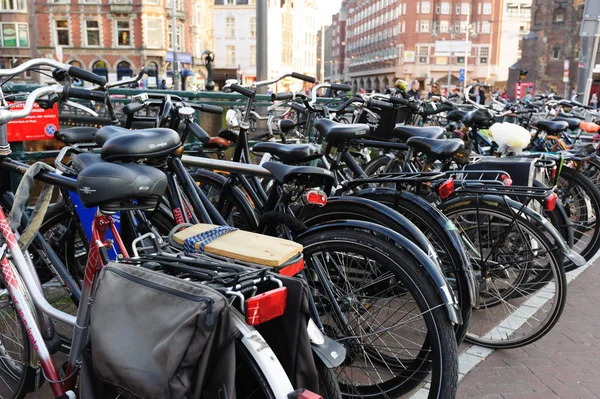Un montón de bicicletas en un típico aparcamiento de bicicletas de Ámsterdam —  Fotos de Stock