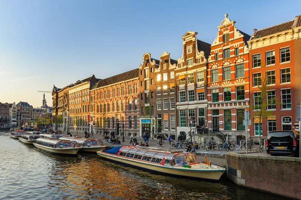 Dancing Canal Houses of Damrak, Amsterdam, Pays-Bas — Photo