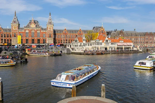 Sightseeng à Canal Boats à côté de la gare centrale d'Amsterdam — Photo