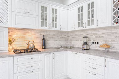 Modern beyaz ahşap mutfak iç mimarisi