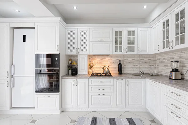 Interior de cozinha de madeira branca moderna — Fotografia de Stock