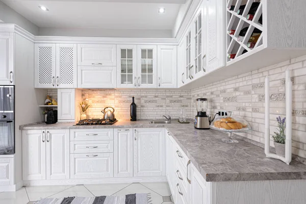 Moderní bílý dřevěný kuchyňský interiér — Stock fotografie