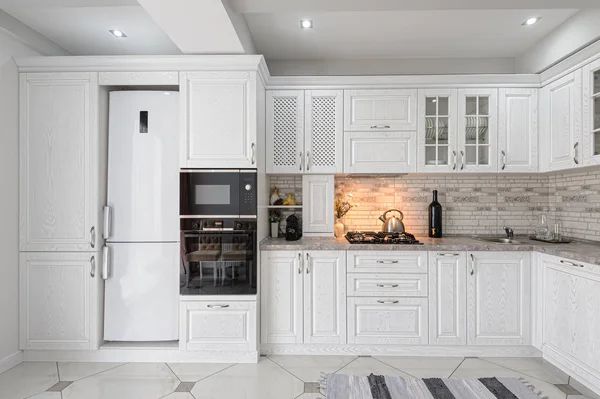 Moderno bianco interno cucina in legno — Foto Stock