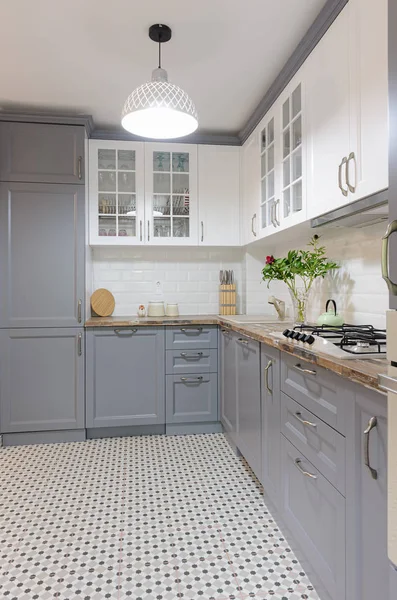 Moderno grigio e bianco interni cucina in legno — Foto Stock