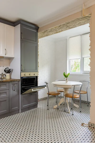 Современный серый и белый интерьер деревянной кухни — стоковое фото