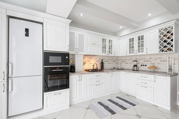 Современный белый деревянный интерьер кухни — стоковое фото