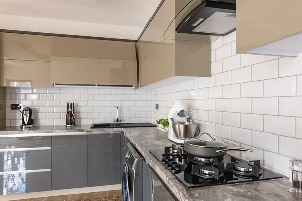 Closeup luxusní moderní bílé, béžové a šedé interiérové kuchyně — Stock fotografie