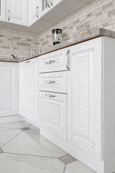 Nowoczesne białe drewniane wnętrze kuchni — Zdjęcie stockowe