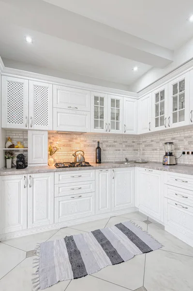 Современный белый деревянный интерьер кухни — стоковое фото