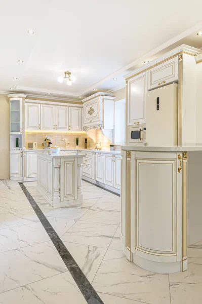 Novoklasický styl luxusní kuchyňský interiér s ostrovem — Stock fotografie