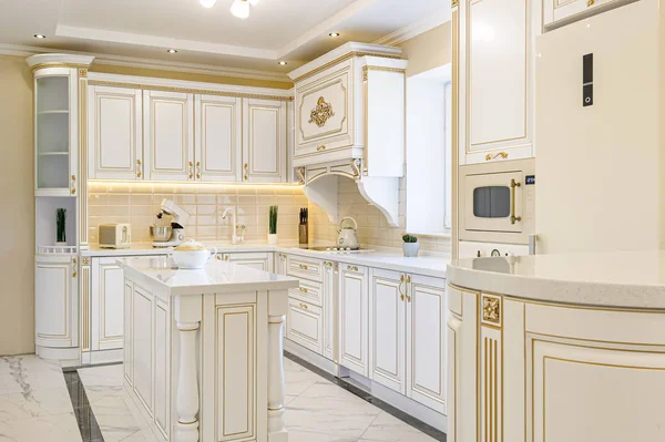 Stile neoclassico interno cucina di lusso con isola — Foto Stock