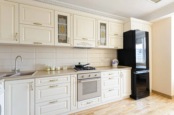 Luxusní moderní béžová a bílá kuchyně interiér — Stock fotografie