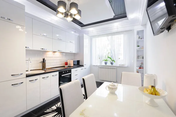 Luxusní moderní černobílá kuchyně interiér — Stock fotografie