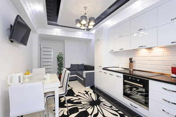 Πολυτελές μοντέρνο μαύρο και άσπρο εσωτερικό κουζίνα — Φωτογραφία Αρχείου