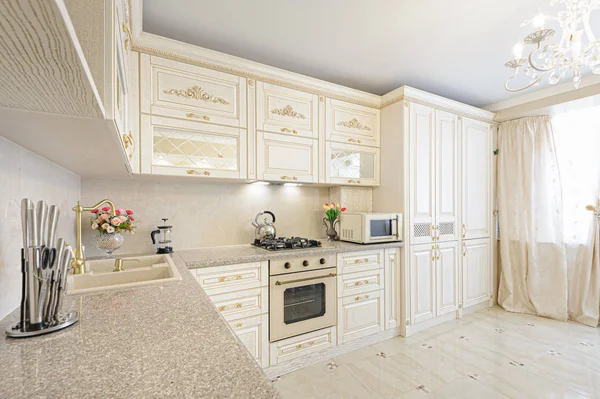 Luxus moderne beige und cremefarbene Küche Interieur — Stockfoto